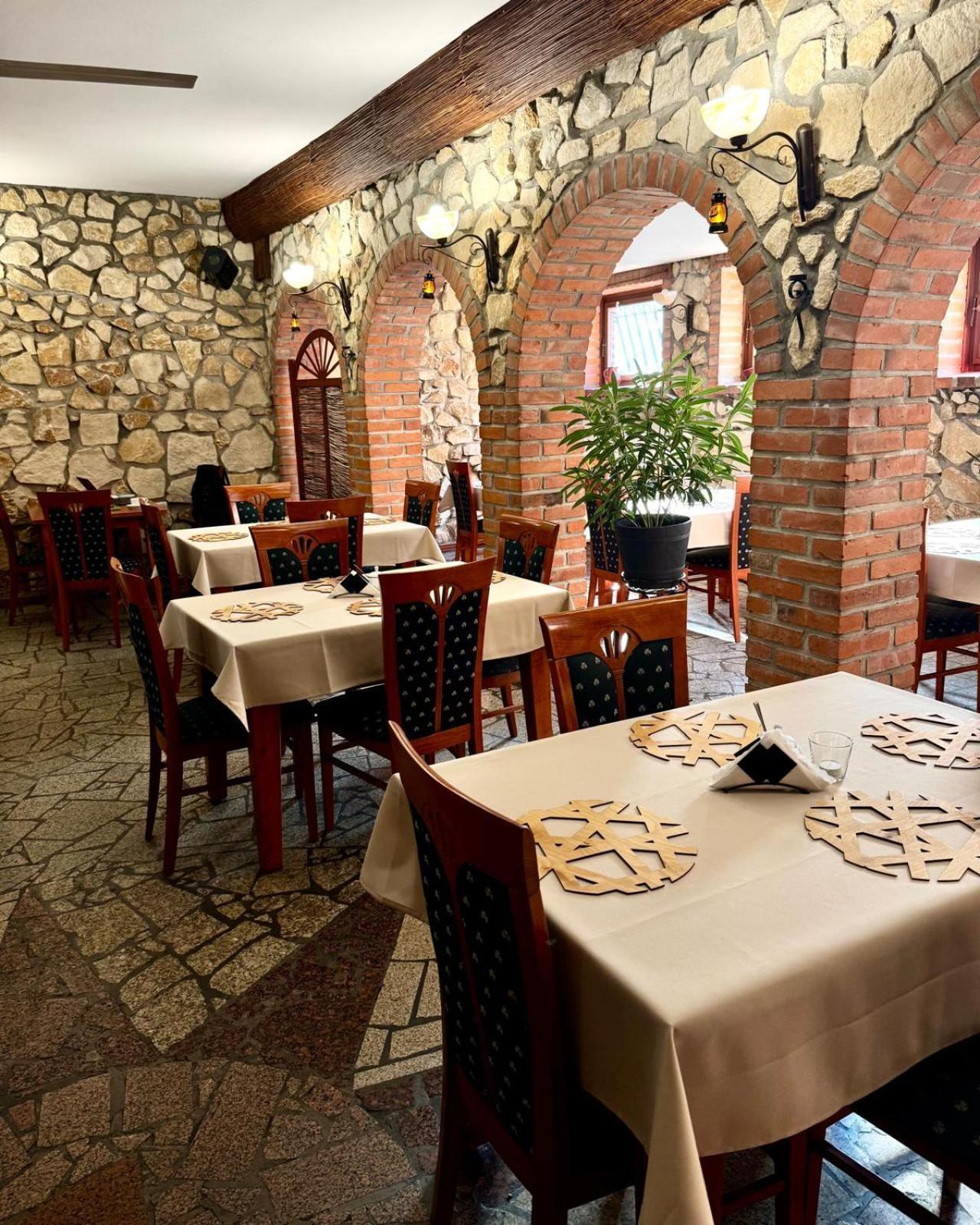 Powidz Lakeside Hotel & Restaurant מראה חיצוני תמונה